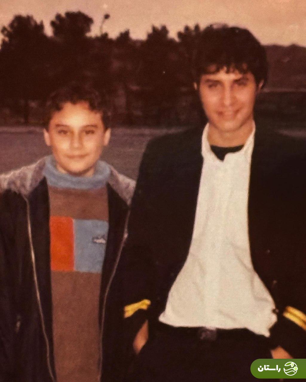 عکس | جواد عزتی ۲۰ سال پیش در پشت صحنه سریال «کمربند‌ها را محکم ببندیم»