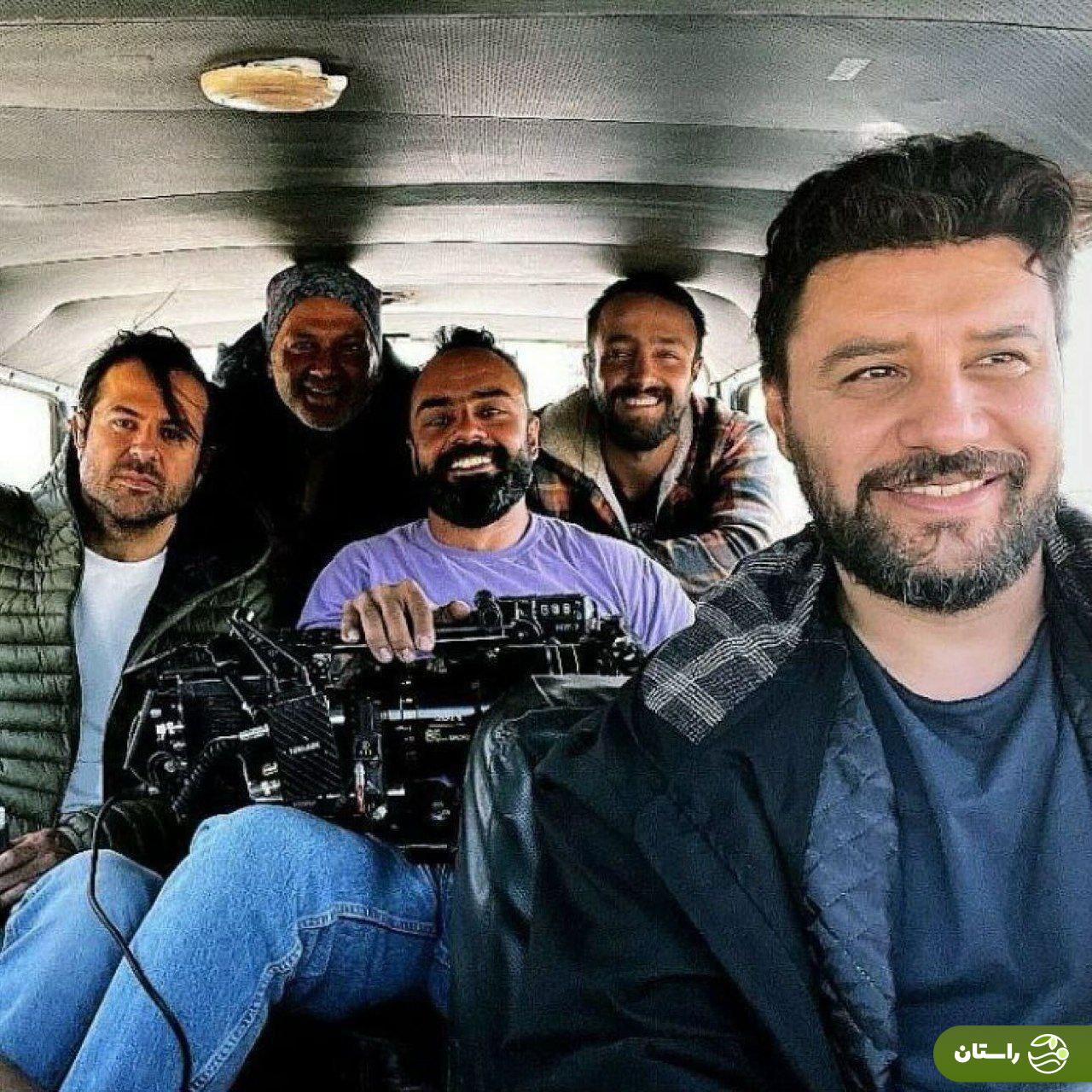 تصویر | جواد عزتی و هومن سیدی در پشت صحنه سریال «وحشی»