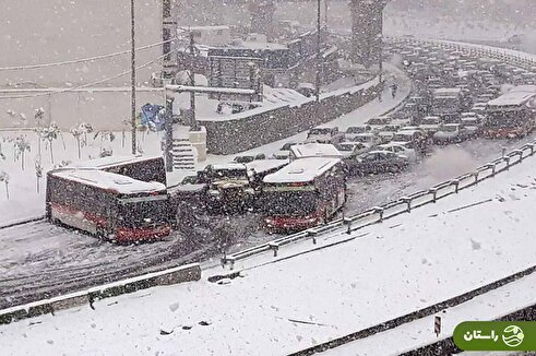 ویدئو | تصادف زنجیره‌ای و قفل شدن اتوبان امام علی