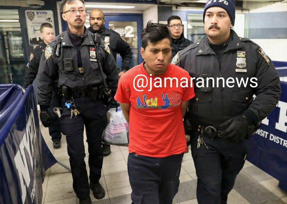 عکس | دستگیری یک مهاجر غیرقانونی به اتهام آتش زدن یک زن در مترو نیویورک