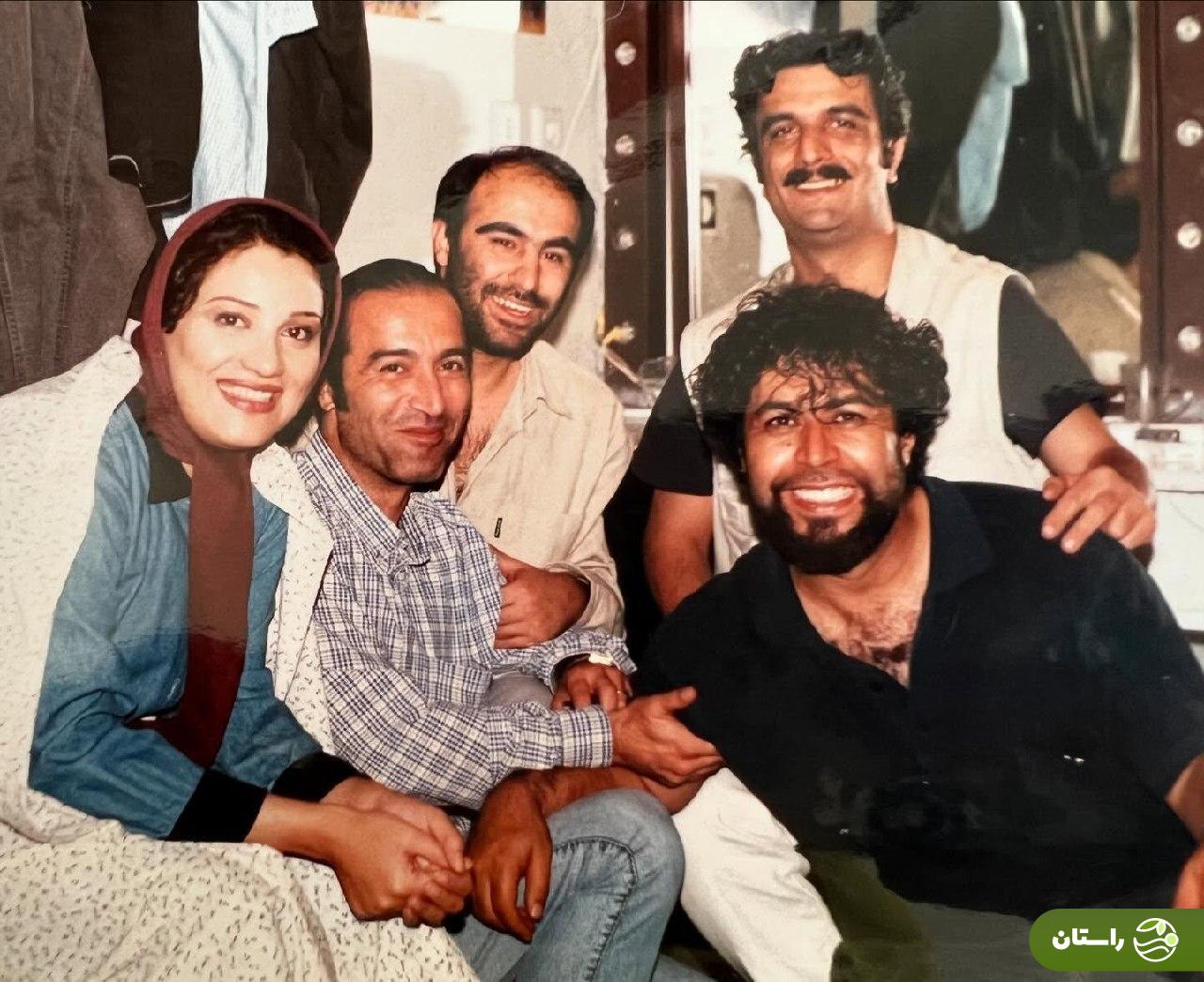 تصویری قدیمی و جالب از شبنم مقدمی، محسن تنابنده و فرهادی اصلانی در پشت صحنه یک تئاتر