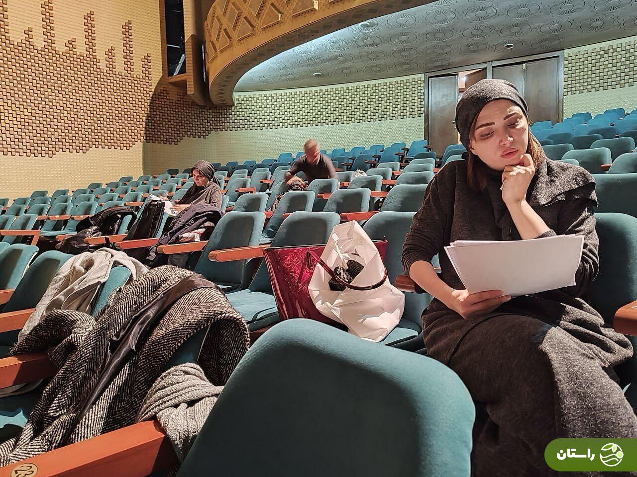 عکس جدید بهنوش طباطبایی در حال تمرین تئاتر