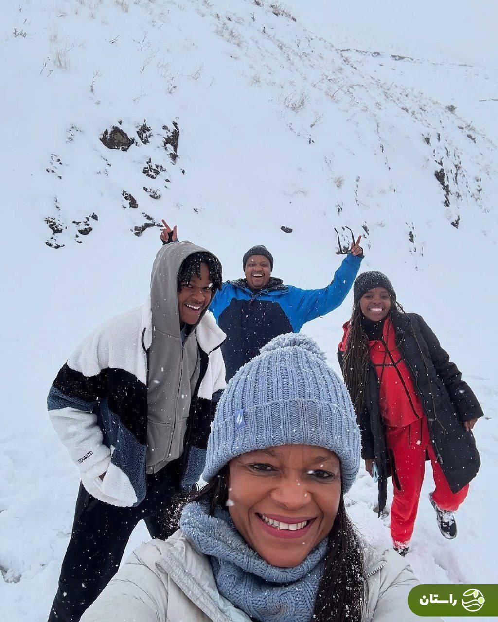 اولین عکس خانوادگی پیتسو موسیمانه در ایران؛ شادی در برف جاده چالوس اولین عکس خانوادگی پیتسو موسیمانه در ایران؛ شادی در برف جاده چالوس
