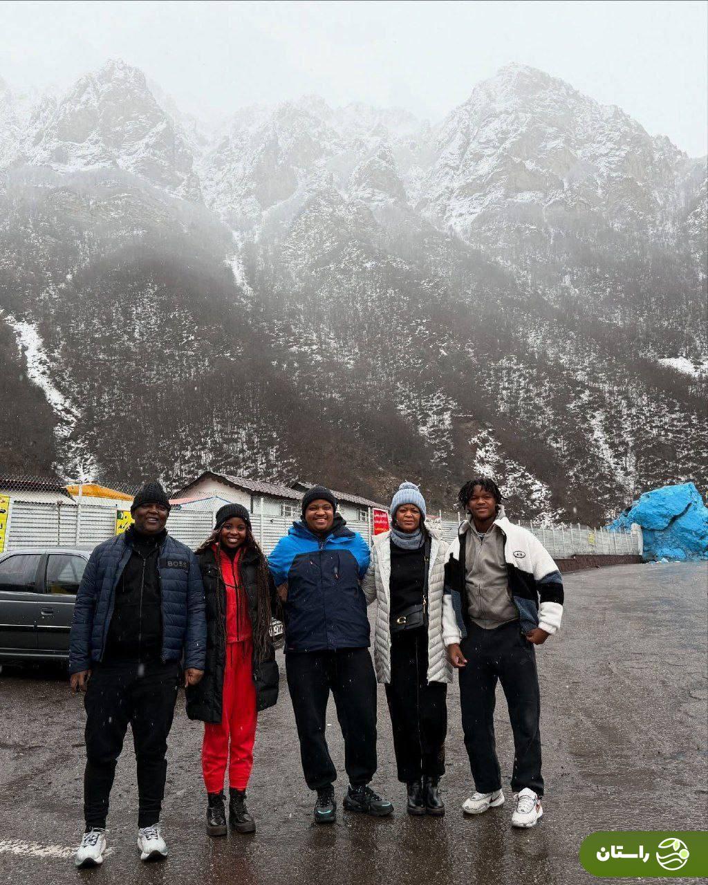 اولین عکس خانوادگی پیتسو موسیمانه در ایران؛ شادی در برف جاده چالوس اولین عکس خانوادگی پیتسو موسیمانه در ایران؛ شادی در برف جاده چالوس