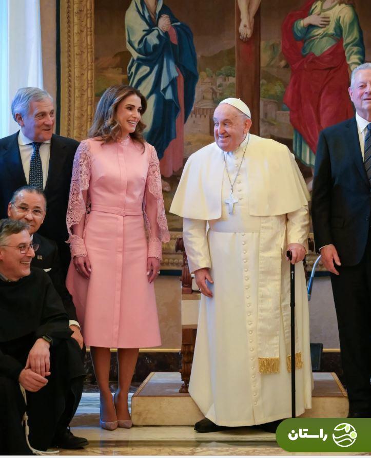 ملکه رانیا اردن با لباسی صورتی از اسکار د لا رنتا ملکه رانیا اردن با لباسی صورتی از اسکار د لا رنتا