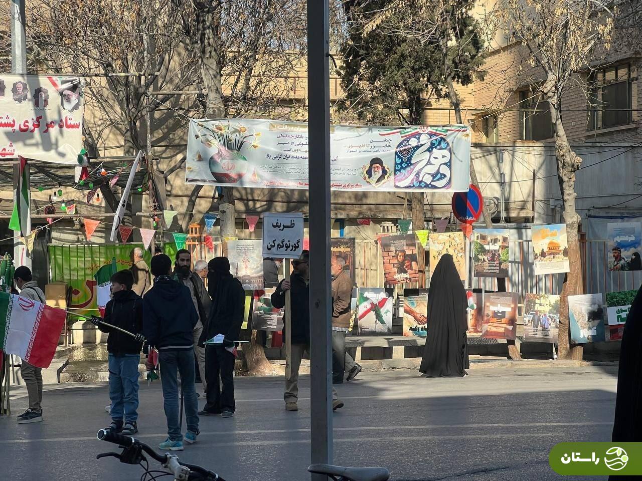 عکس | بنر «ظریف گورِتو گم کن» در راهپیمایی امروز تهران