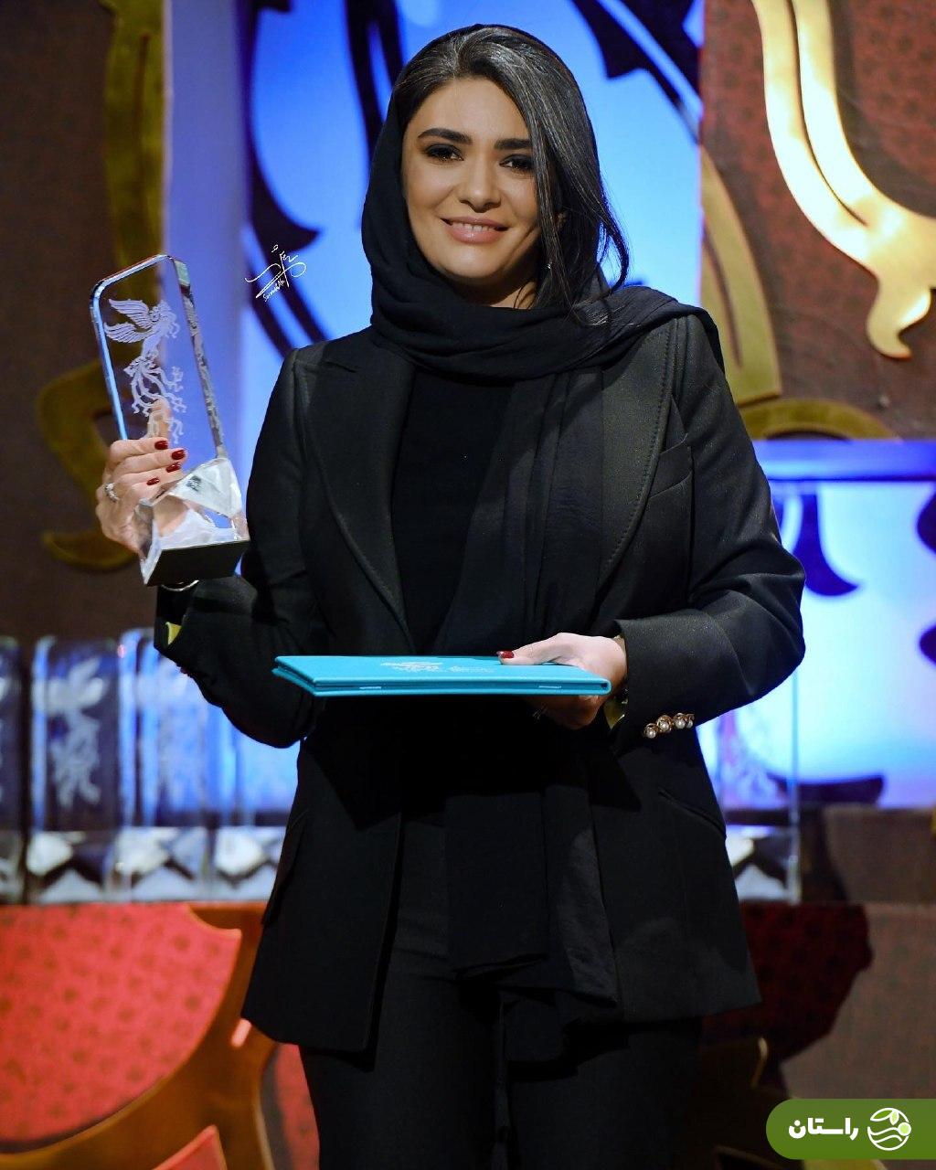 تصاویر | لیندا کیانی، برنده سیمرغ بازیگر مکمل زن در حاشیه اختتامیه جشنواره فجر
