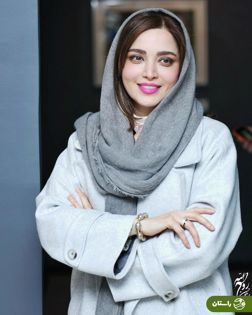 تصاویر | ژست‌ها و استایل بهنوش طباطبایی در نمایشگاه عکس ثمره بختیاری