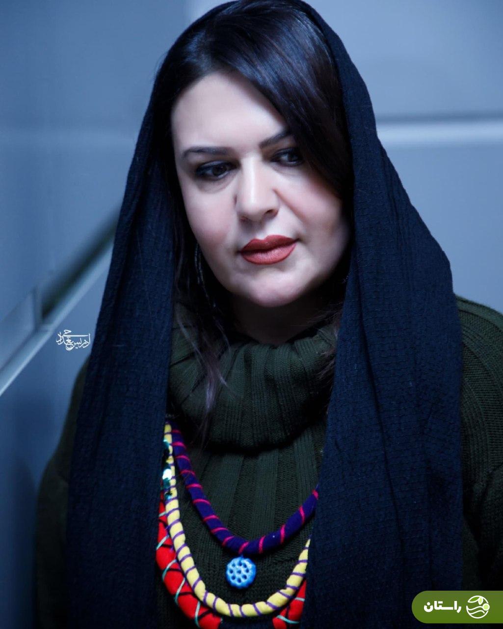 تصاویر | ژست‌های گیتی قاسمی در اکران فیلم پروین اعتصامی