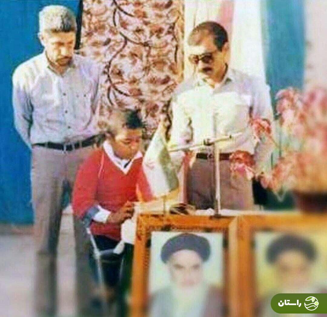 رضا صادقی در دهه ۶۰ سر صف مدرسه در حال تلاوت قرآن