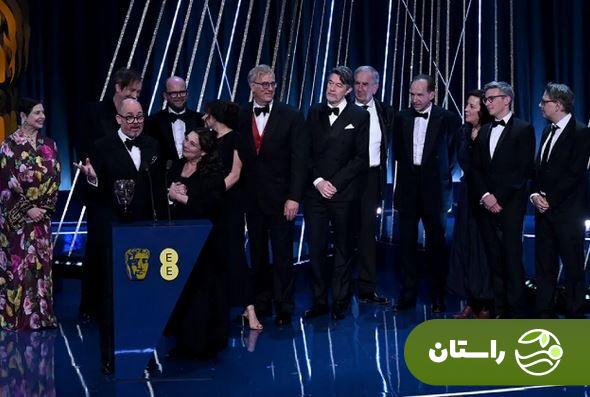 صحنه افتادن شلوار ستاره فیلم «جنگ ستارگان» در لحظهی اهدای جایزه بفتا صحنه افتادن شلوار ستاره فیلم «جنگ ستارگان» در لحظهی اهدای جایزه بفتا