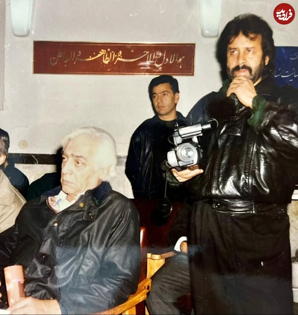 عکس | سفر در زمان؛ «فردین» در مراسم ختم علی حاتمی؛ زمستان ۱۳۷۵