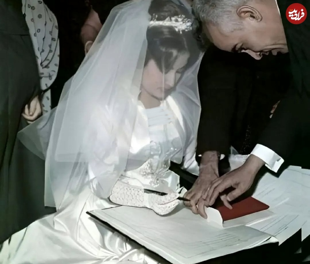 عکس | تونل زمان؛ «حمیرا» در حال امضای دفتر ازدواج در مراسم عقدش؛ سال ۱۳۴۶