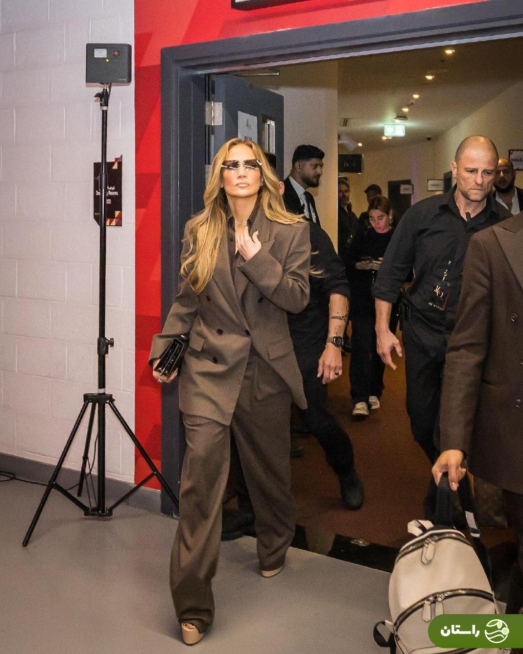 تصاویر | جنیفر لوپز با کت و شلوار در دبی تصاویر | جنیفر لوپز با کت و شلوار در دبی