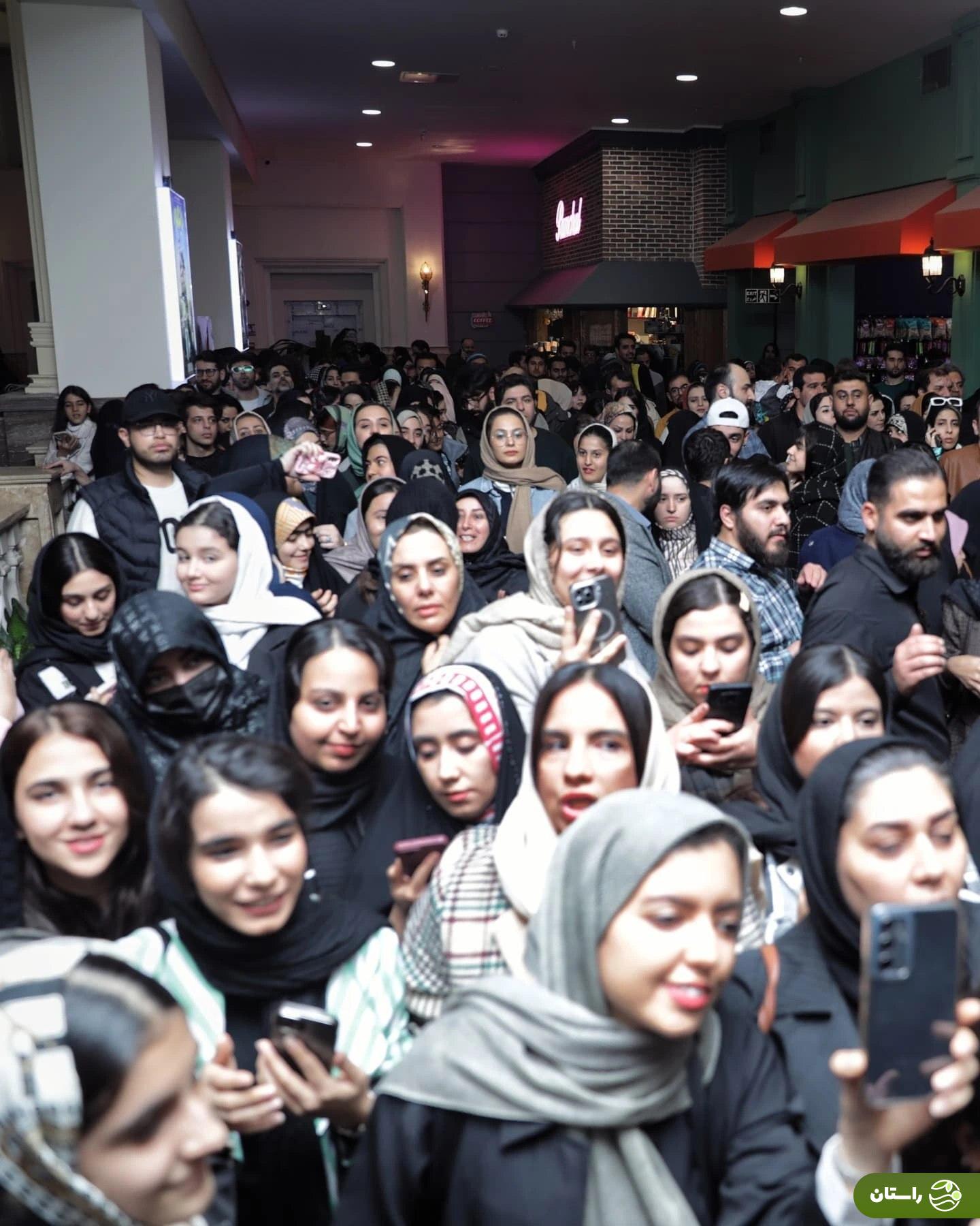 تصاویر | استقبال پرشور قمی‌ها از مریلا زارعی در اکران موسی کلیم‌الله