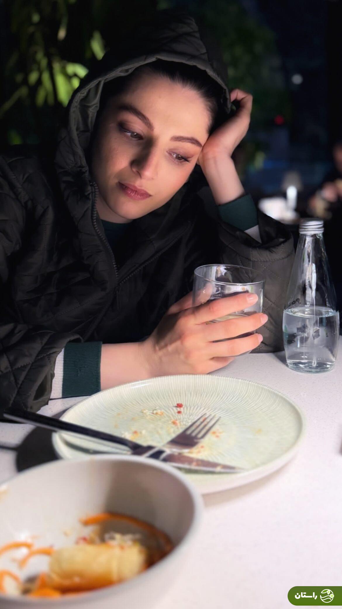 عکس | ژست مهسا حجازی، شیرین سریال تاسیان در کافه عکس | ژست مهسا حجازی، شیرین سریال تاسیان در کافه