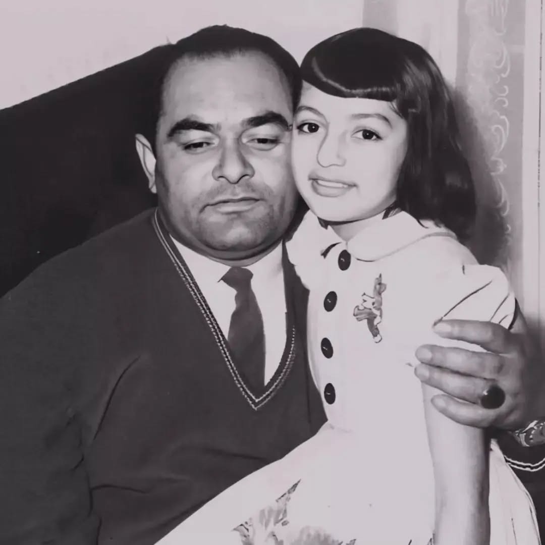 (عکس) سفر در زمان؛ کودکی گوگوش در کنار پدر بازیگرش صابر آتشین؛ دهه ۳۰