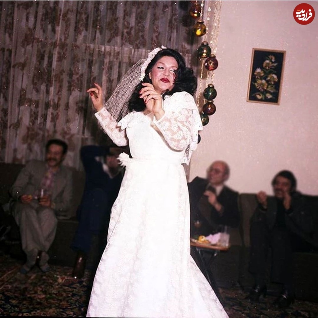 عکس | تونل زمان؛ رقص باباکرم شهناز تهرانی در مراسم عروسی خودش با «جمشید ورزنده» سال 54 عکس | تونل زمان؛ رقص باباکرم شهناز تهرانی در مراسم عروسی خودش با «جمشید ورزنده» سال 54