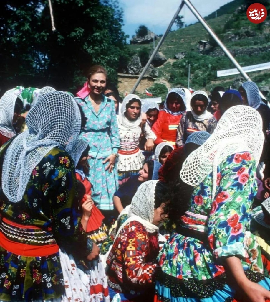 عکس | تونل زمان؛ سفر «فرح دیبا» به گیلان و حضور در میان زنان لاهیجانی با لباس محلی سال ۵۵