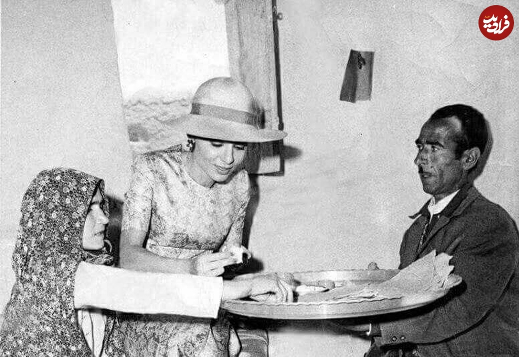 عکس| تونل زمان؛ نگاه عجیب مرد روستایی به «فرح دیبا در حال خوردن نان و پنیر در همدان» سال ۵۵ عکس| تونل زمان؛ نگاه عجیب مرد روستایی به «فرح دیبا در حال خوردن نان و پنیر در همدان» سال ۵۵