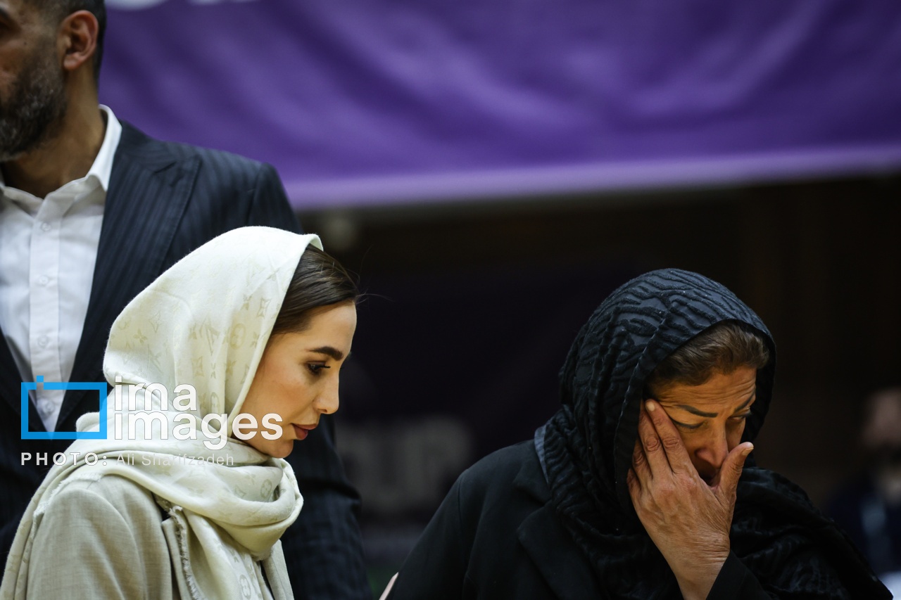 خداحافظی حامد حدادی، اسطوره بسکتبال ایران در حضور همسر و مادرش + ویدئو و عکس خداحافظی حامد حدادی، اسطوره بسکتبال ایران در حضور همسر و مادرش + ویدئو و عکس