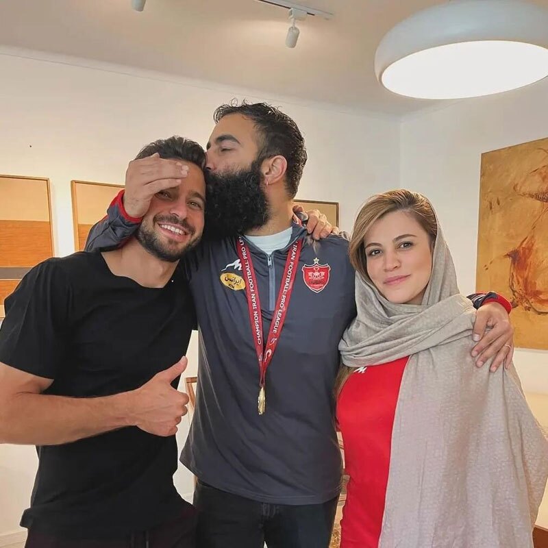 عکس | شیدا خلیق و همسرش در منزل سروش رفیعی پس از قهرمانی پرسپولیس