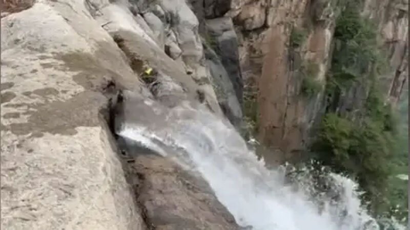 ویدئو | مرتفع ترین آبشار چین قلابی از آب درآمد!