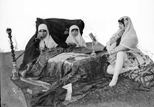 عکس | قلیان کشیدن زن ۱۰۵ ساله دماوندی در عصر قاجار