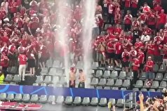 ویدئو | دو هوادار دانمارک وسط استادیوم دوش گرفتند!