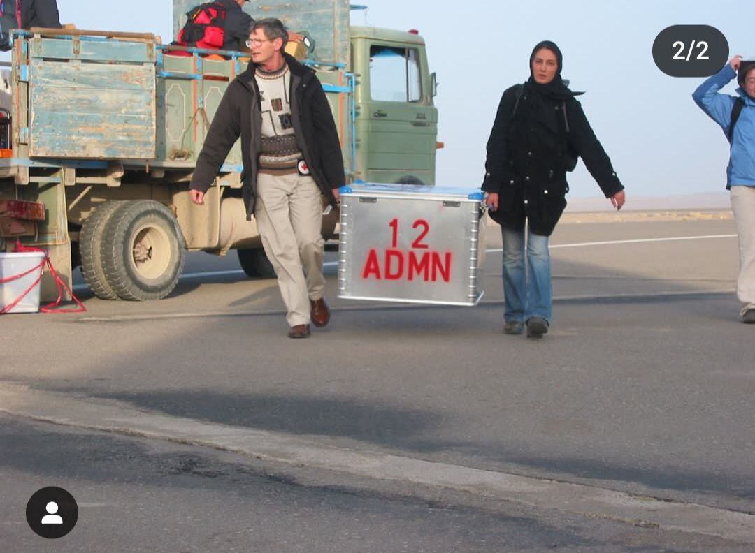عکسهای دیده نشده از امدادرسانی هدیه تهران در زلزله بم | سالروز تولد هدیه تهرانی و بیوگرافی او عکسهای دیده نشده از امدادرسانی هدیه تهران در زلزله بم | سالروز تولد هدیه تهرانی و بیوگرافی او