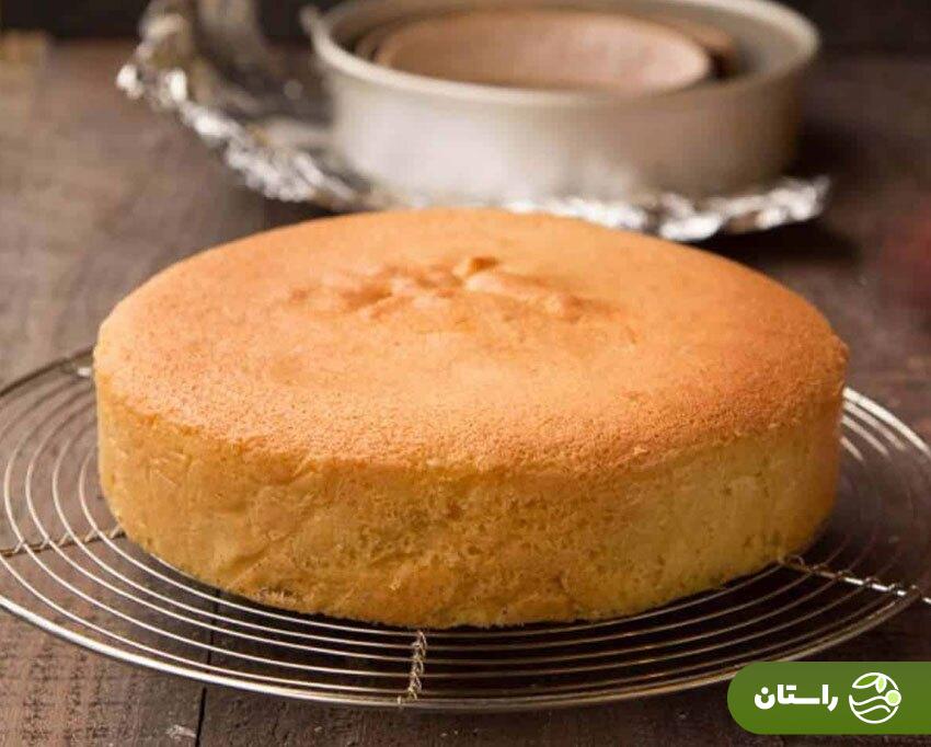 طرز تهیه کیک اسفنجی به شیوه مامان با تزیین توت و خامه