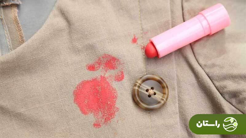 پاککردن رژ لب ۲۴ ساعته از روی لباس پاککردن رژ لب ۲۴ ساعته از روی لباس با ۶ روش و چند نکته مهم