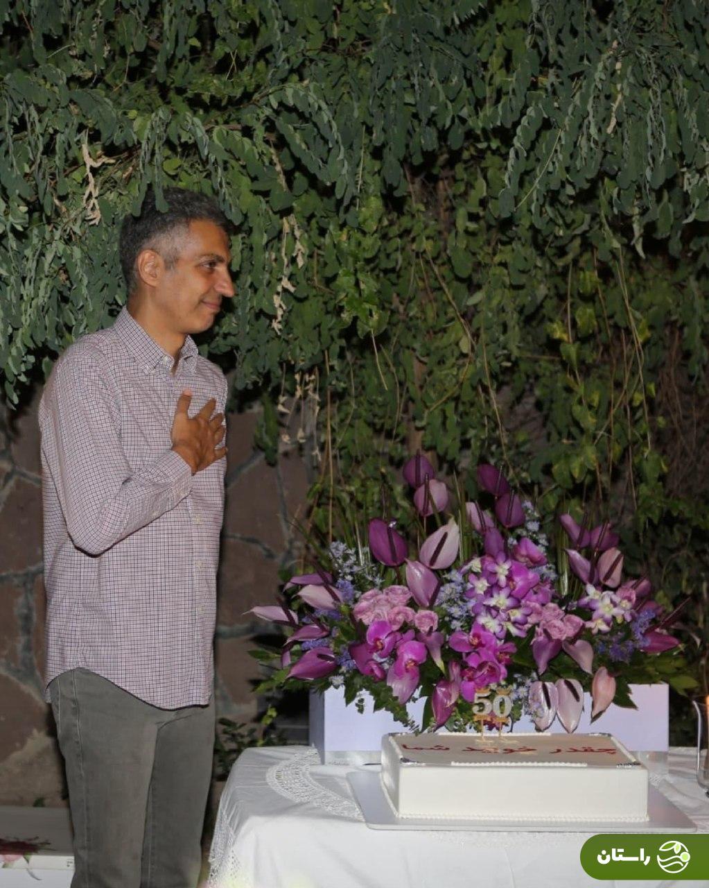 تصاویر | فردوسی‌پور سورپرایز شد؛ جمله معروف روی کیک تولد ۵۰ سالگی