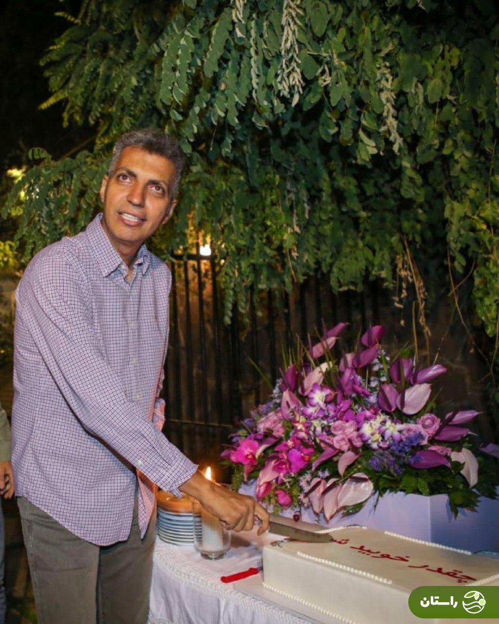 تصاویر | فردوسی‌پور سورپرایز شد؛ جمله معروف روی کیک تولد ۵۰ سالگی