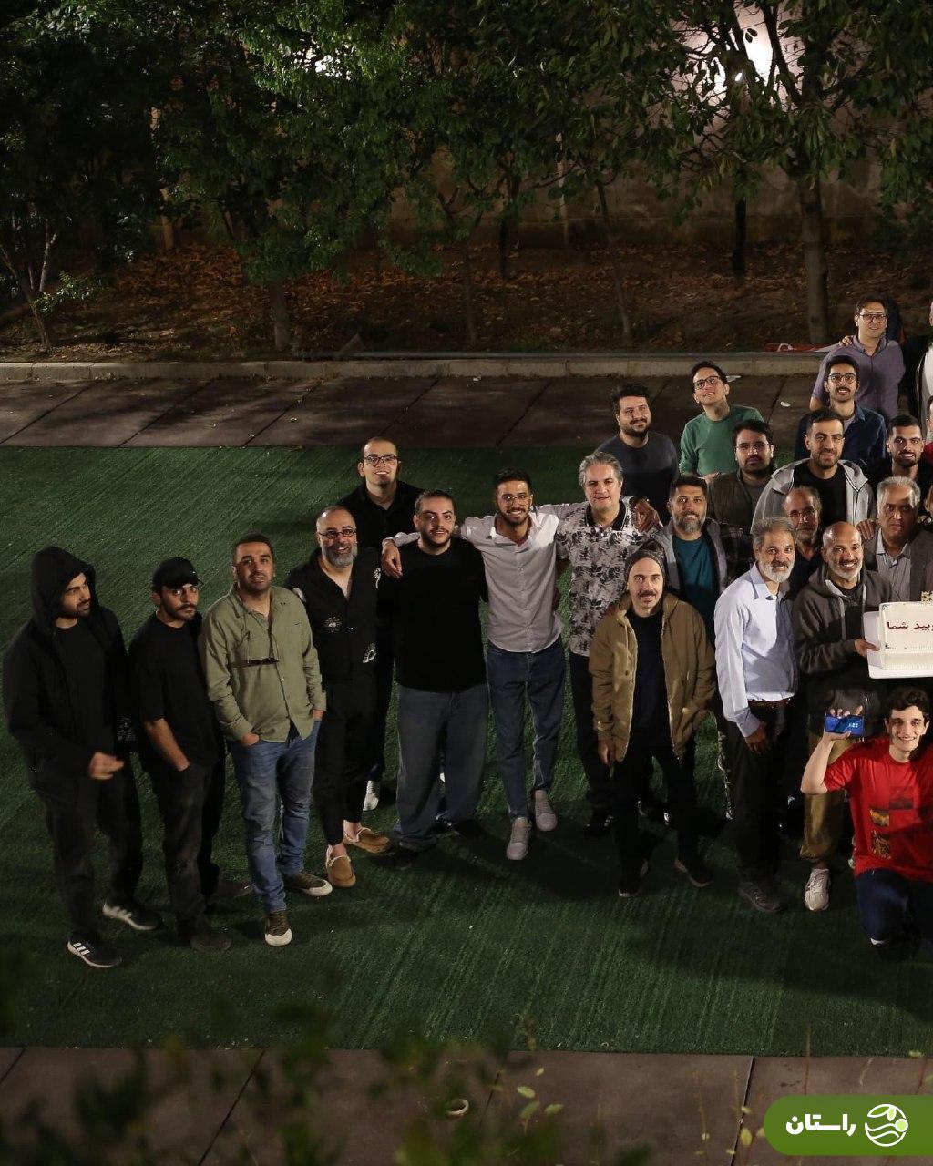 تصاویر | فردوسی‌پور سورپرایز شد؛ جمله معروف روی کیک تولد ۵۰ سالگی