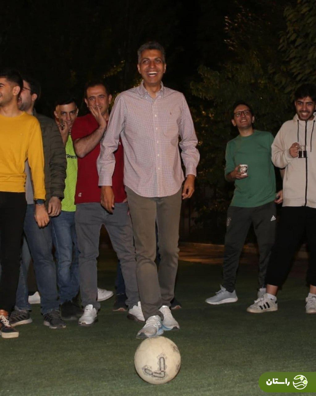 تصاویر | فردوسی‌پور سورپرایز شد؛ جمله معروف روی کیک تولد ۵۰ سالگی