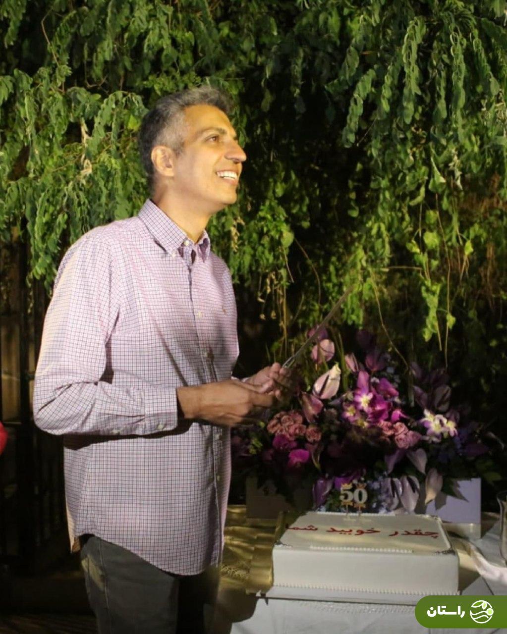 تصاویر | فردوسی‌پور سورپرایز شد؛ جمله معروف روی کیک تولد ۵۰ سالگی