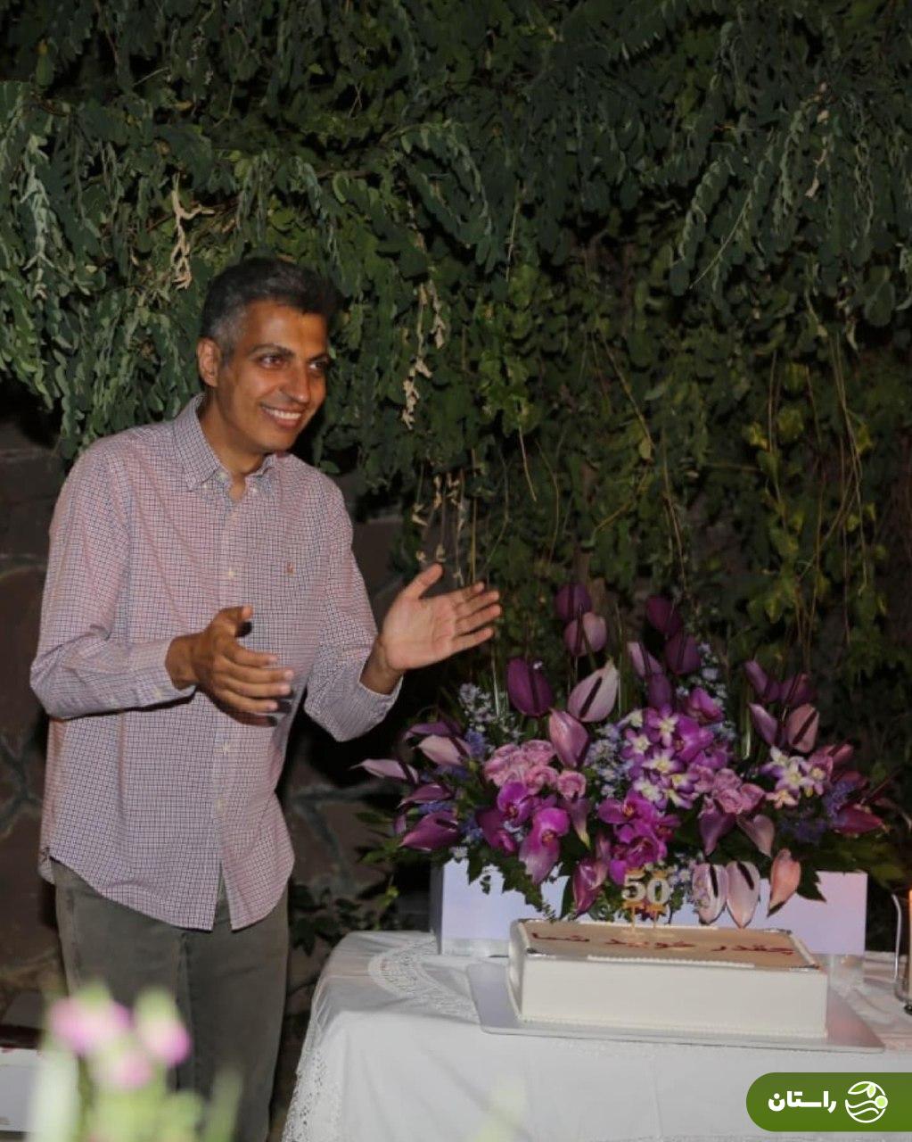 تصاویر | فردوسی‌پور سورپرایز شد؛ جمله معروف روی کیک تولد ۵۰ سالگی