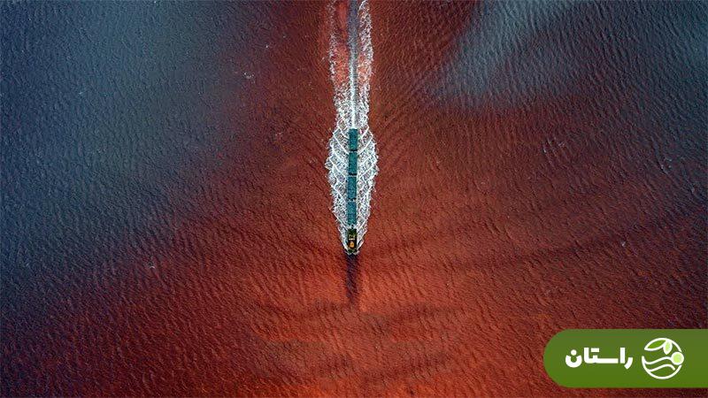 ماجرای قطار عجیبی که از دریاچه صورتی سیبری میگذرد چیست؟ ماجرای قطار عجیبی که از دریاچه صورتی سیبری میگذرد چیست؟