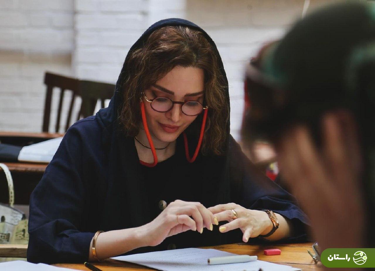 جدیدترین تصاویر بهنوش طباطبایی در حال خواندن یک نمایشنامه جدید جدیدترین تصاویر بهنوش طباطبایی در حال خواندن یک نمایشنامه جدید