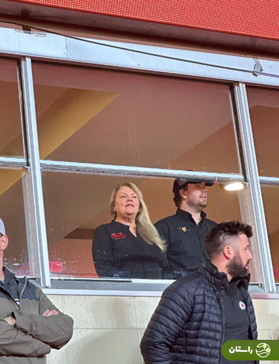 تصاویر | مادر و برادر تیلور سوئیفت در حال تشویق دوست پسر تیلور تصاویر | مادر و برادر تیلور سوئیفت در حال تشویق دوست پسر تیلور