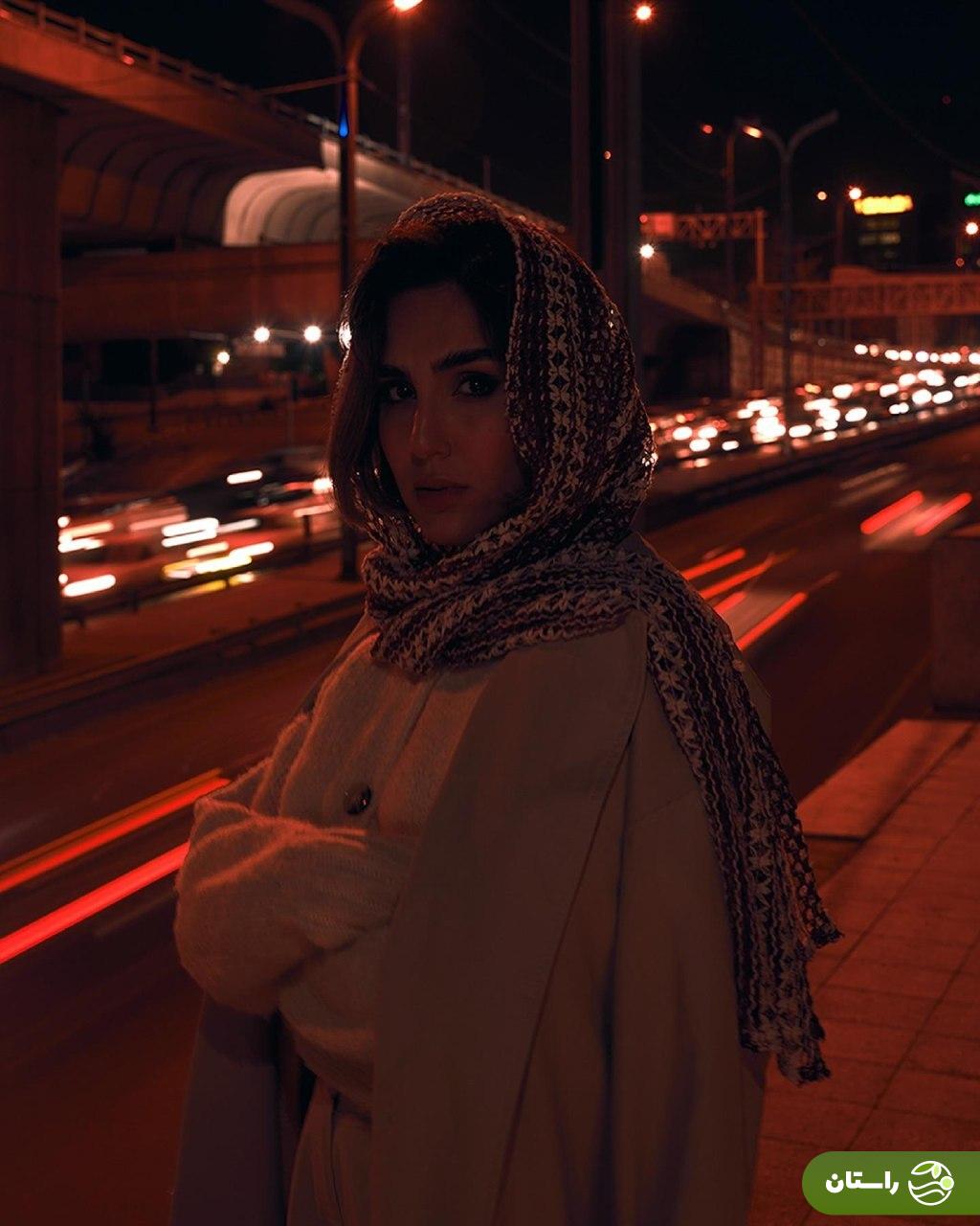 تصاویر تازه نگار نیکدل در دل شب و کنار بزرگراه تصاویر تازه نگار نیکدل در دل شب و کنار بزرگراه