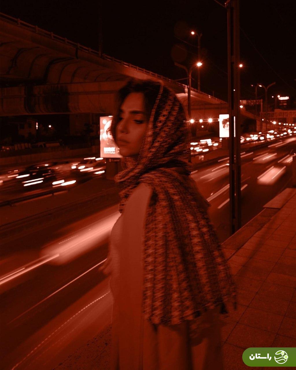 تصاویر تازه نگار نیکدل در دل شب و کنار بزرگراه تصاویر تازه نگار نیکدل در دل شب و کنار بزرگراه