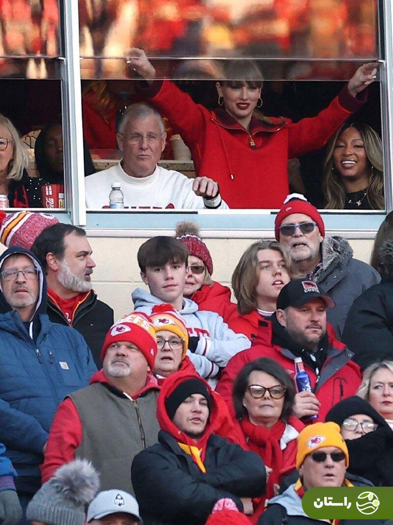 تصاویر | حضور دوباره تیلور سوئیفت در ورزشگاه برای تشوق نامزدش تصاویر | حضور دوباره تیلور سوئیفت در ورزشگاه برای تشوق نامزدش