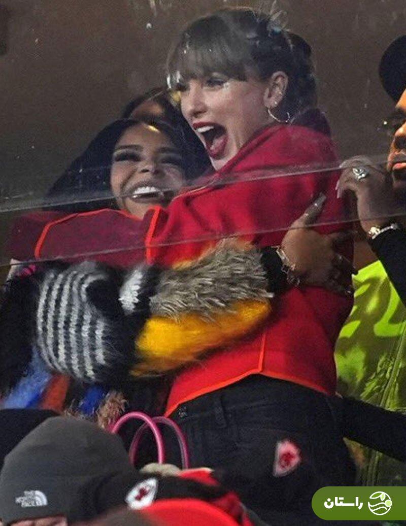 تصاویر | حضور دوباره تیلور سوئیفت در ورزشگاه برای تشوق نامزدش تصاویر | حضور دوباره تیلور سوئیفت در ورزشگاه برای تشوق نامزدش