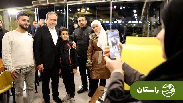 تصاویر | حضور عراقچی در رستوانی در دمشق و سلفی سوریها با او تصاویر | حضور عراقچی در رستوانی در دمشق و سلفی سوریها با او