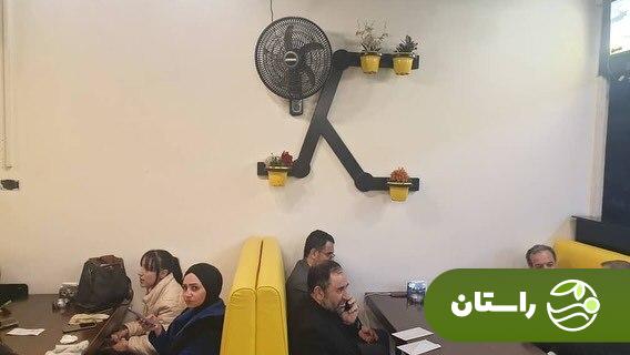 تصاویر | حضور عراقچی در رستوانی در دمشق و سلفی سوریها با او تصاویر | حضور عراقچی در رستوانی در دمشق و سلفی سوریها با او