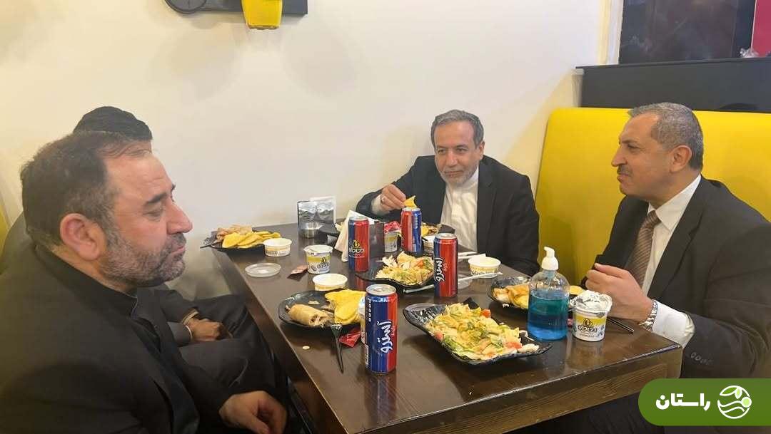 تصاویر | حضور عراقچی در رستوانی در دمشق و سلفی سوریها با او تصاویر | حضور عراقچی در رستوانی در دمشق و سلفی سوریها با او