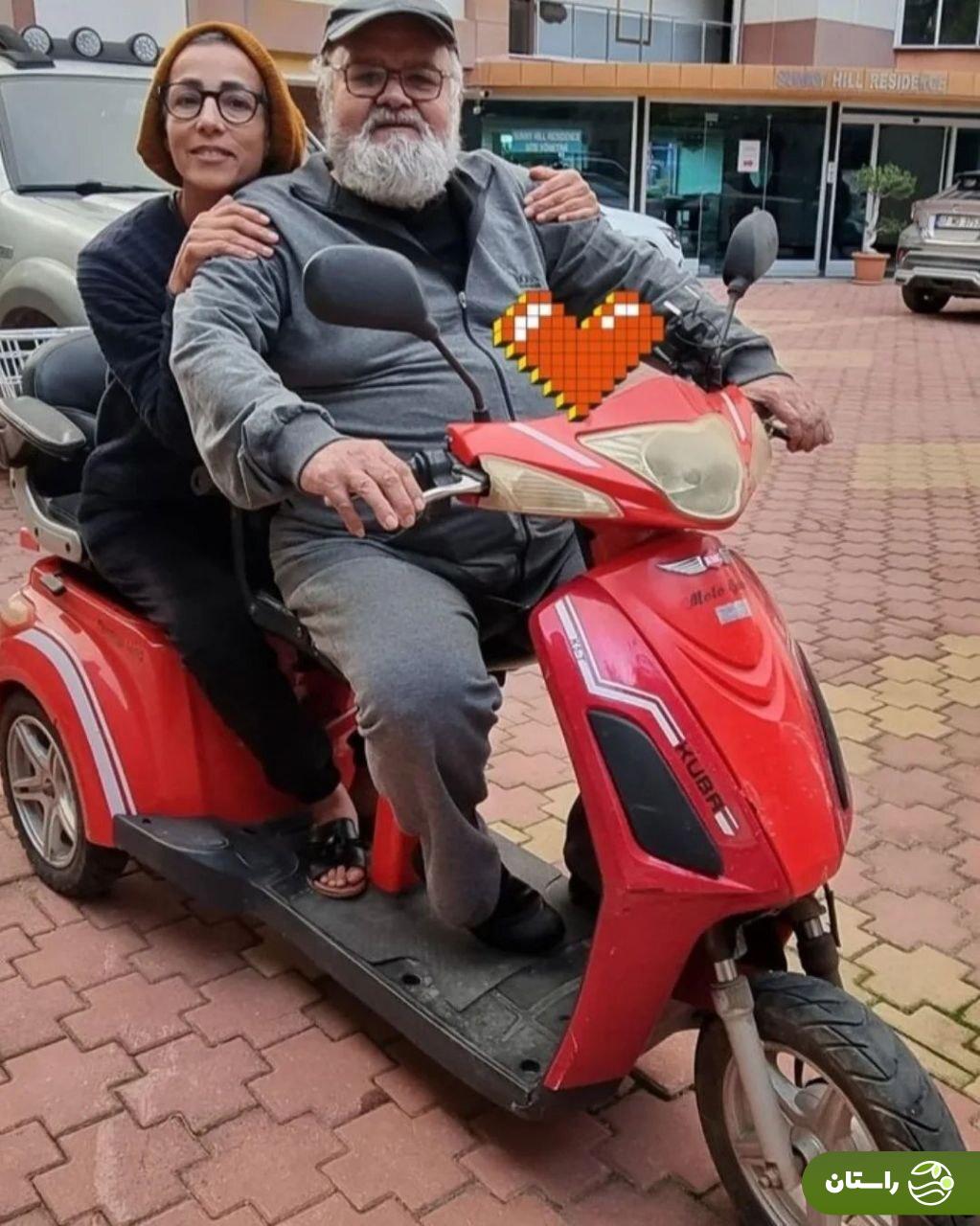عکسی از موتورسواری اکبر عبدی و همسرش
