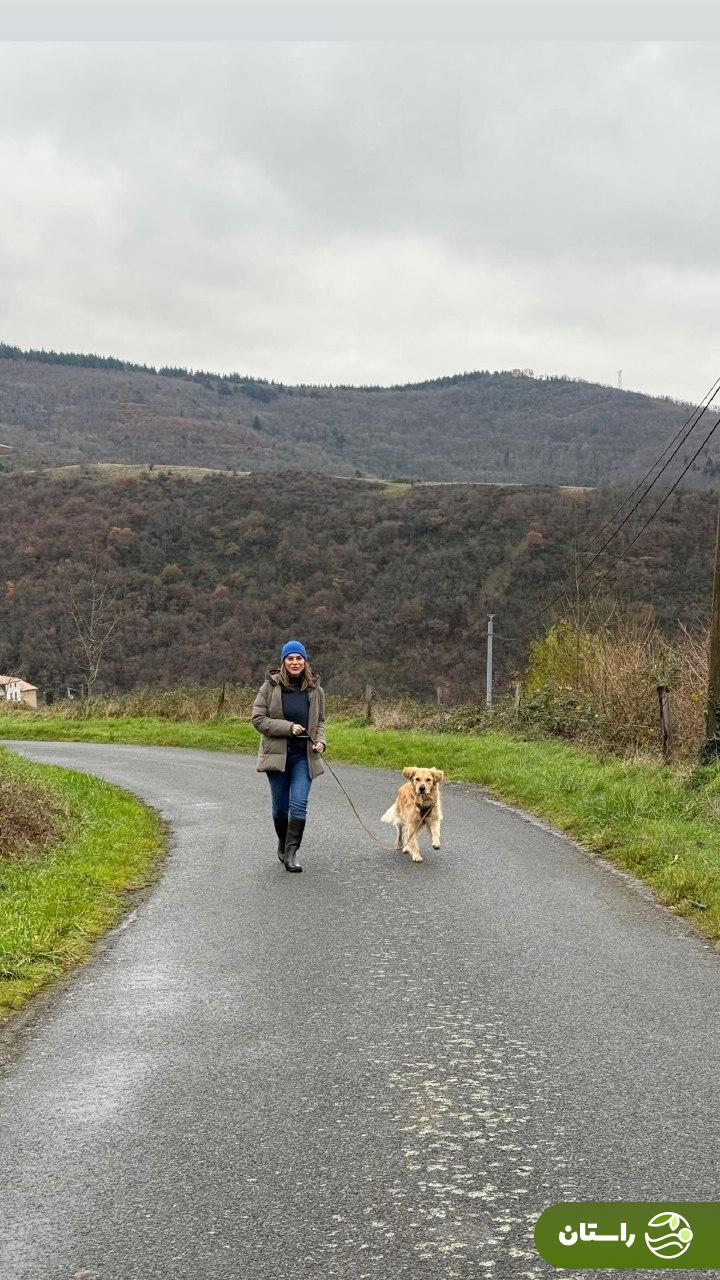 عکس | پیاده‌روی سحر دولتشاهی با سگش در یک جاده جنگلی